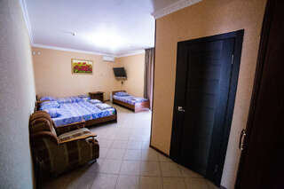 Гостиница Берегиня Джубга Четырехместный номер с балконом-7