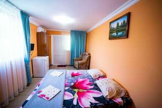 Гостиница Берегиня Джубга Двухместный номер с 2 отдельными кроватями, вид на горы-1